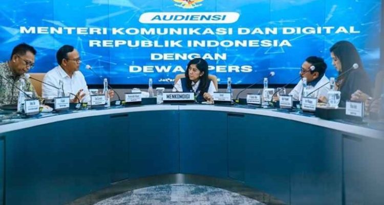 Meutya Hafid saat menerima audiensi jajaran Dewan Pers di Kantor Kementerian Komdigi, Jakarta Pusat, Senin (26/5/2025).
