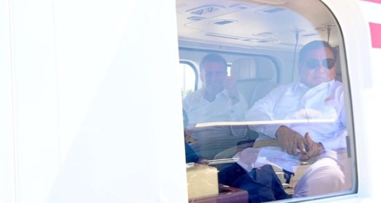 Presiden Republik Indonesia, Prabowo Subianto dan Presiden Republik Prancis, Emmanuel Macron bersiap menuju Akademi Militer, Magelang, Provinsi Jawa Tengah dengan menggunakan helikopter, pada Kamis, 29 Mei 2025. Foto: BPMI Setpres/Muchlis Jr