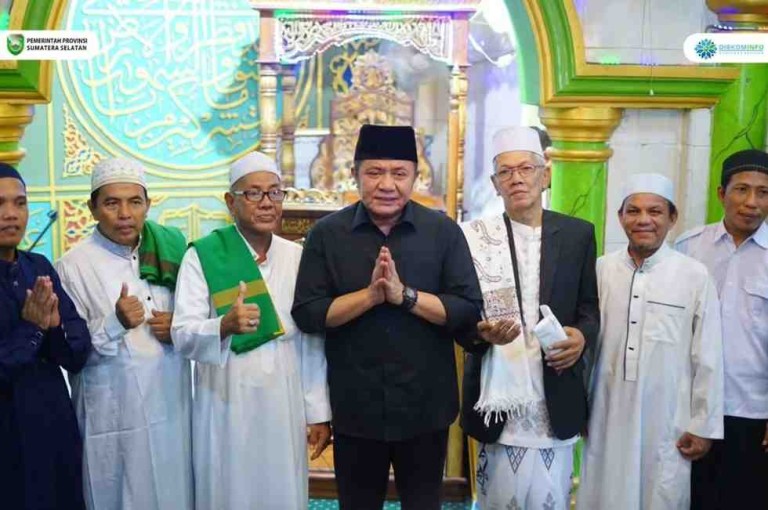H. Herman Deru kembali melaksanakan kegiatan rutin Safari Jumat dari masjid ke masjid. Kali ini, Masjid Setia yang berlokasi di Jalan KH. Azhari Lorong Sungai Aur Kelurahan 9-10 Ulu Kecamatan Jakabaring Palembang menjadi tujuan ibadah Sholat Jumat Gubernur pada Jumat (30/05/2025).