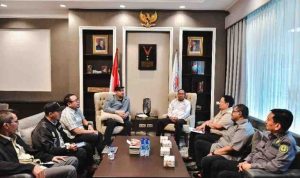 Menpora Dito saat menerima audiensi jajaran Pengurus Besar (PB) Ikatan Anggar Seluruh Indonesia (Ikasi) yang dipimpin Ketua Umum Amir Yanto di kediamannya, Jalan Denpasar Raya No. 34, Jakarta Selatan. (Foto Istimewa/Humas Kemenpora)