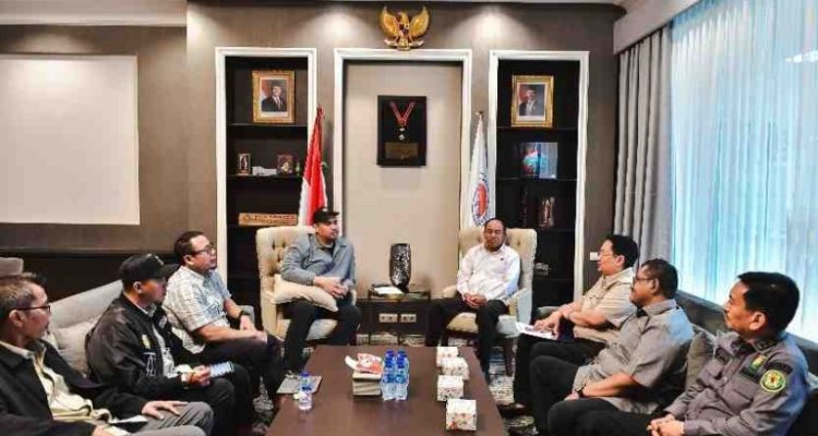 Menpora Dito saat menerima audiensi jajaran Pengurus Besar (PB) Ikatan Anggar Seluruh Indonesia (Ikasi) yang dipimpin Ketua Umum Amir Yanto di kediamannya, Jalan Denpasar Raya No. 34, Jakarta Selatan. (Foto Istimewa/Humas Kemenpora)