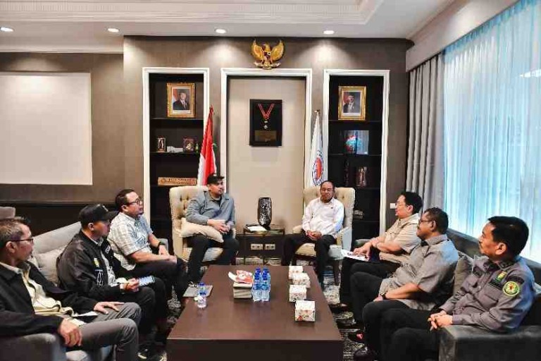 Menpora Dito saat menerima audiensi jajaran Pengurus Besar (PB) Ikatan Anggar Seluruh Indonesia (Ikasi) yang dipimpin Ketua Umum Amir Yanto di kediamannya, Jalan Denpasar Raya No. 34, Jakarta Selatan. (Foto Istimewa/Humas Kemenpora)