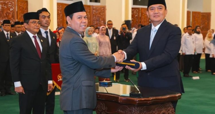 Ketua Dewan Perwakilan Daerah (DPD) Republik Indonesia, Sultan Baktiar Najamudin, secara resmi melantik Mohammad Iqbal sebagai Sekretaris Jenderal (Sekjen) DPD Republik Indonesia di Gedung Nusantara IV, hari Senin, tanggal 19 Mei 2025.