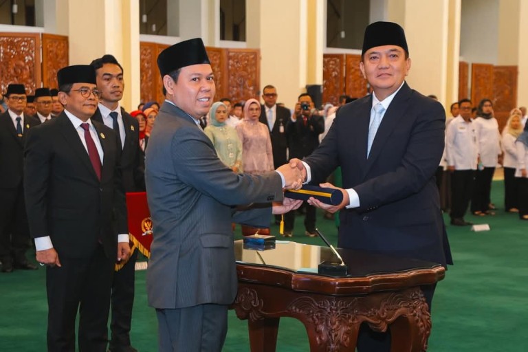 Ketua Dewan Perwakilan Daerah (DPD) Republik Indonesia, Sultan Baktiar Najamudin, secara resmi melantik Mohammad Iqbal sebagai Sekretaris Jenderal (Sekjen) DPD Republik Indonesia di Gedung Nusantara IV, hari Senin, tanggal 19 Mei 2025.