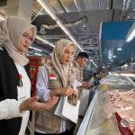 Petugas Sertifikasi Halal sedang mengecek kehalalan produk makanan./Foto Istimewa/Humas BPJPH