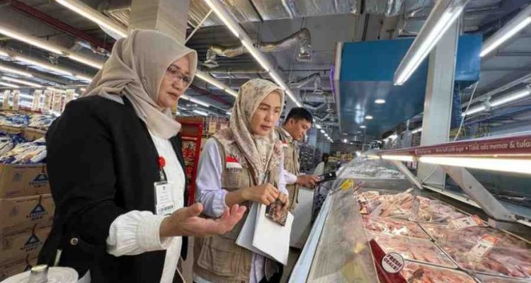Petugas Sertifikasi Halal sedang mengecek kehalalan produk makanan./Foto Istimewa/Humas BPJPH