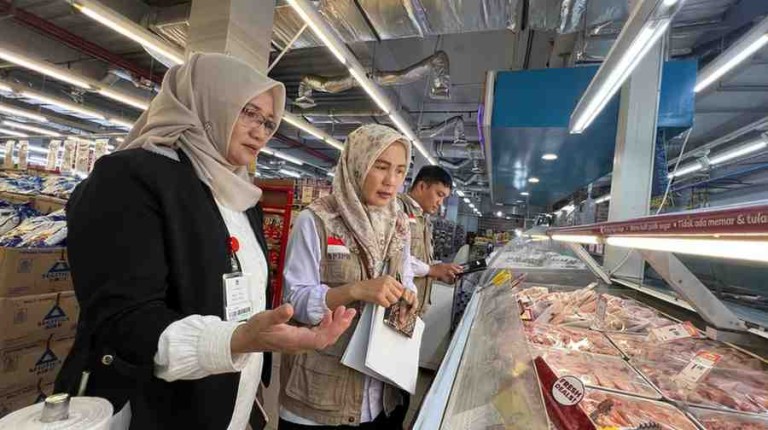 Petugas Sertifikasi Halal sedang mengecek kehalalan produk makanan./Foto Istimewa/Humas BPJPH