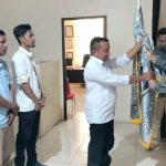 Ketua DPD PJS Riau, Ir. Yanto Budiman Situmeang (kanan) menyerahkan Pataka kepada Ketua DPC PJS Rohul, Rabu (28/05/2025).