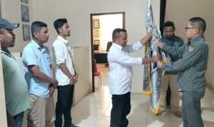 Ketua DPD PJS Riau, Ir. Yanto Budiman Situmeang (kanan) menyerahkan Pataka kepada Ketua DPC PJS Rohul, Rabu (28/05/2025).