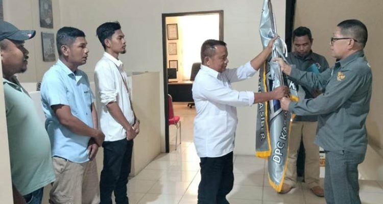Ketua DPD PJS Riau, Ir. Yanto Budiman Situmeang (kanan) menyerahkan Pataka kepada Ketua DPC PJS Rohul, Rabu (28/05/2025).