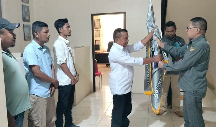 Ketua DPD PJS Riau, Ir. Yanto Budiman Situmeang (kanan) menyerahkan Pataka kepada Ketua DPC PJS Rohul, Rabu (28/05/2025).