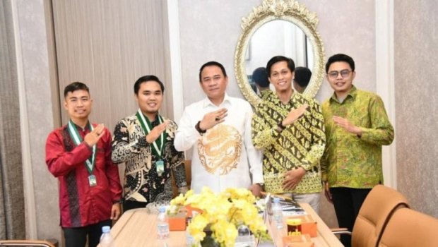 Ketua Dewan Perwakilan Rakyat Daerah (DPRD) Sumatera Selatan (Sumsel), Andie Dinialdie, menerima audiensi dari Pengurus Pusat Kesatuan Aksi Mahasiswa Muslim Indonesia (KAMMI) dalam rangka persiapan Rapat Koordinasi Nasional (Rakornas) 1, pada hari Selasa, tanggal 8 April 2025.
