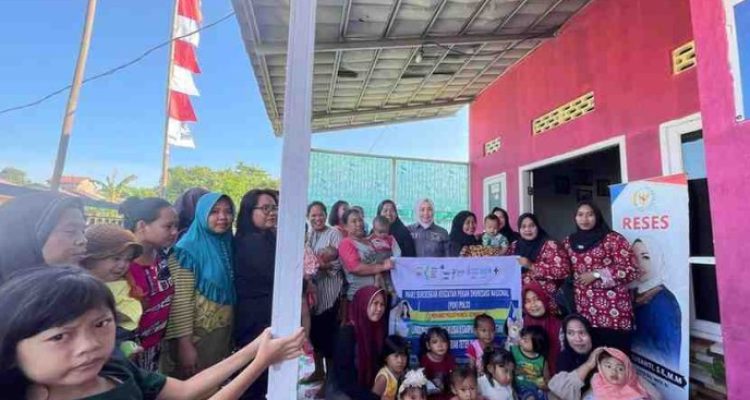 Senator yang dikenal dekat dengan masyarakat ini mengunjungi Posyandu Nangka Kuning yang terletak di Kelurahan Pulo Kerto, Kecamatan Gandus, Kota Palembang.