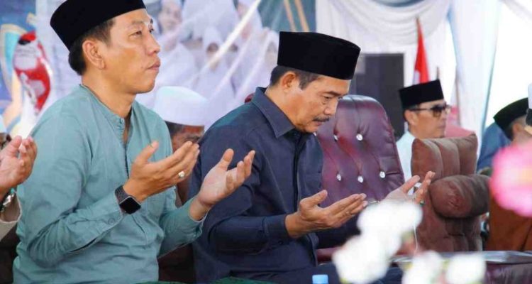 Wakil Bupati Musi Banyuasin (Muba) Rohman, menghadiri acara Haul dan Tasyakuran Keluarga Besar Bapak Sugeng Budiarto bin Thoha Basyirudin di Lapangan Sepak Bola Desa Sumbersari, Kecamatan Tungkal Jaya, Senin (12/5/2025).