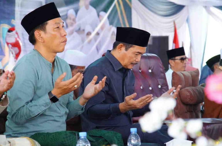 Wakil Bupati Musi Banyuasin (Muba) Rohman, menghadiri acara Haul dan Tasyakuran Keluarga Besar Bapak Sugeng Budiarto bin Thoha Basyirudin di Lapangan Sepak Bola Desa Sumbersari, Kecamatan Tungkal Jaya, Senin (12/5/2025).