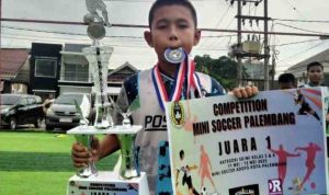 Lima pemain muda berbakat binaan SSB ini sukses mengantarkan Sekolah Dasar Negeri (SDN) 135 Palembang merebut gelar juara pertama dalam Turnamen Sepak Bola Mini Antar Sekolah se-Kota Palembang yang digelar di Lapangan Adolfo Minisoccer, Selasa, 13 Mei 2025.