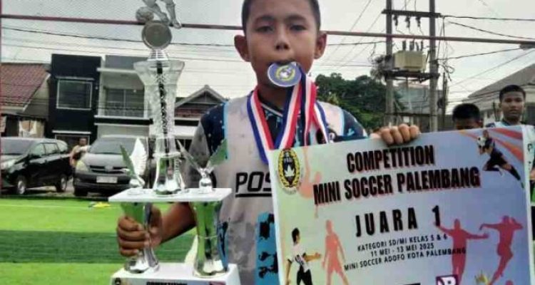 Lima pemain muda berbakat binaan SSB ini sukses mengantarkan Sekolah Dasar Negeri (SDN) 135 Palembang merebut gelar juara pertama dalam Turnamen Sepak Bola Mini Antar Sekolah se-Kota Palembang yang digelar di Lapangan Adolfo Minisoccer, Selasa, 13 Mei 2025.