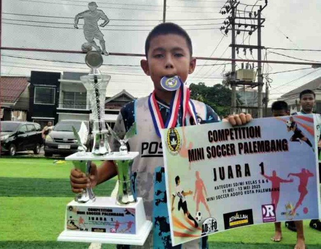 Lima pemain muda berbakat binaan SSB ini sukses mengantarkan Sekolah Dasar Negeri (SDN) 135 Palembang merebut gelar juara pertama dalam Turnamen Sepak Bola Mini Antar Sekolah se-Kota Palembang yang digelar di Lapangan Adolfo Minisoccer, Selasa, 13 Mei 2025.