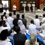 Presiden Prabowo Subianto melayat almarhum Mayjen TNI (Purn.) DR. (HC) H. Eddie Mardjoeki Nalapraya bin H. Mohammad Soetarman yang wafat pada Selasa pagi, 13 Mei 2025 dan disemayamkan di Padepokan Pencak Silat Taman Mini Indonesia Indah (TMII), Jakarta. Foto: BPMI Setpres/Cahyo