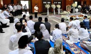 Presiden Prabowo Subianto melayat almarhum Mayjen TNI (Purn.) DR. (HC) H. Eddie Mardjoeki Nalapraya bin H. Mohammad Soetarman yang wafat pada Selasa pagi, 13 Mei 2025 dan disemayamkan di Padepokan Pencak Silat Taman Mini Indonesia Indah (TMII), Jakarta. Foto: BPMI Setpres/Cahyo