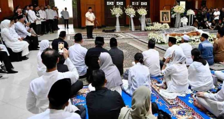 Presiden Prabowo Subianto melayat almarhum Mayjen TNI (Purn.) DR. (HC) H. Eddie Mardjoeki Nalapraya bin H. Mohammad Soetarman yang wafat pada Selasa pagi, 13 Mei 2025 dan disemayamkan di Padepokan Pencak Silat Taman Mini Indonesia Indah (TMII), Jakarta. Foto: BPMI Setpres/Cahyo