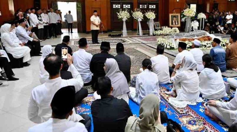 Presiden Prabowo Subianto melayat almarhum Mayjen TNI (Purn.) DR. (HC) H. Eddie Mardjoeki Nalapraya bin H. Mohammad Soetarman yang wafat pada Selasa pagi, 13 Mei 2025 dan disemayamkan di Padepokan Pencak Silat Taman Mini Indonesia Indah (TMII), Jakarta. Foto: BPMI Setpres/Cahyo
