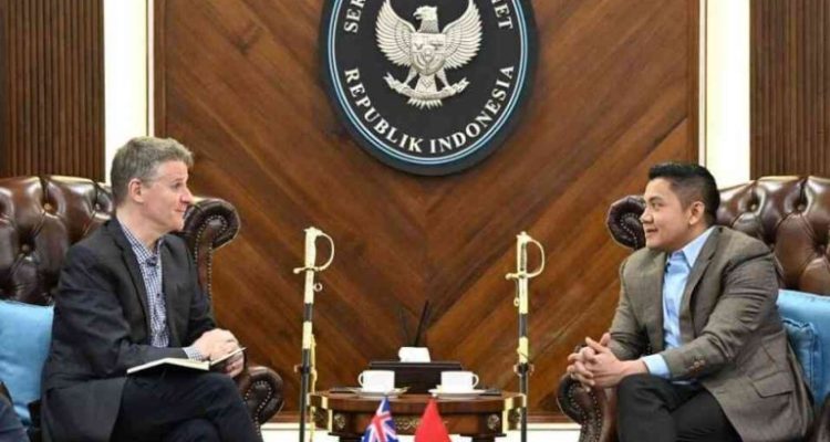 Sekretaris Kabinet Teddy Indra Wijaya bertemu dengan Duta Besar Australia untuk Republik Indonesia, Roderick Bruce Brazier, di Gedung Sekretariat Kabinet, Jakarta, pada Senin, 12 Mei 2025, guna membahas rencana kunjungan resmi Perdana Menteri (PM) Australia, Anthony Albanese. Foto: BPMI Setpres/Cahyo