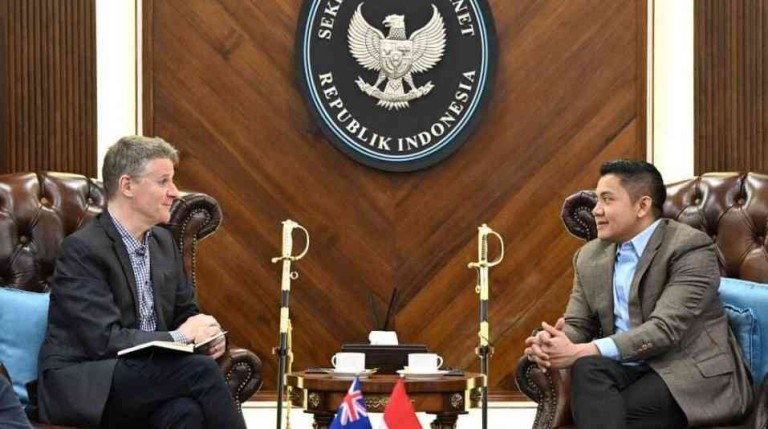 Sekretaris Kabinet Teddy Indra Wijaya bertemu dengan Duta Besar Australia untuk Republik Indonesia, Roderick Bruce Brazier, di Gedung Sekretariat Kabinet, Jakarta, pada Senin, 12 Mei 2025, guna membahas rencana kunjungan resmi Perdana Menteri (PM) Australia, Anthony Albanese. Foto: BPMI Setpres/Cahyo