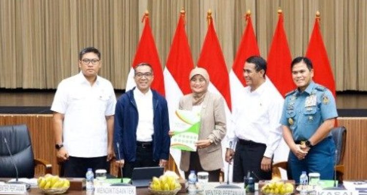 Menteri Pendidikan Tinggi, Sains, dan Teknologi (Mendiktisaintek), Brian Yuliarto pada Rapat Koordinasi Kementerian Pertanian, Kemdiktisaintek, dan Angkatan Laut, serta para peneliti terkait Pengembangan Budidaya Gandum, Bawang Putih, Kedelai, dan Jagung, Rabu (28/05).