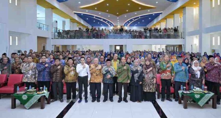 Kementerian Pendidikan Dasar dan Menengah (Kemendikdasmen) terus memperkuat komitmen dalam meningkatkan mutu guru di Indonesia. Salah satu langkah konkret diwujudkan melalui peluncuran Program Studi Pendidikan Profesi Guru (PPG) dan S2 Pendidikan Dasar di Universitas Muhammadiyah Sidoarjo (Umsida), Jawa Timur (Foto: Dok Kemendikdasmen)