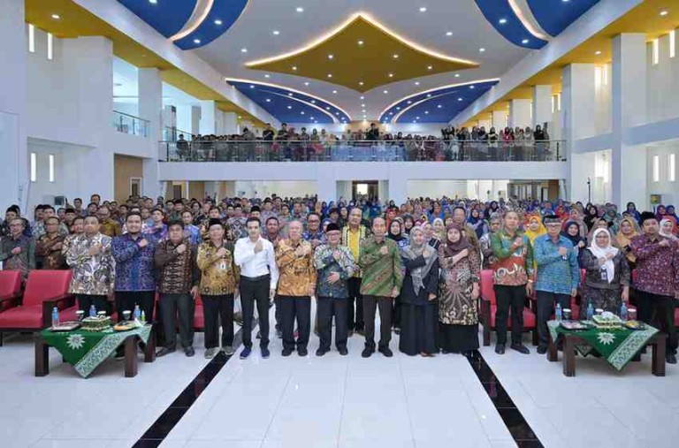 Kementerian Pendidikan Dasar dan Menengah (Kemendikdasmen) terus memperkuat komitmen dalam meningkatkan mutu guru di Indonesia. Salah satu langkah konkret diwujudkan melalui peluncuran Program Studi Pendidikan Profesi Guru (PPG) dan S2 Pendidikan Dasar di Universitas Muhammadiyah Sidoarjo (Umsida), Jawa Timur (Foto: Dok Kemendikdasmen)