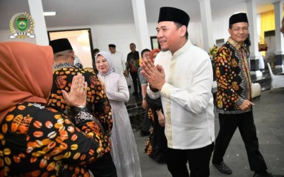 Ketua Dewan Perwakilan Rakyat Daerah (DPRD) Provinsi Sumatera Selatan, Andie Dinialdie, didampingi istri, menggelar acara halal bi halal pada hari Selasa, tanggal 01 April 2025, di rumah dinas Ketua DPRD Sumsel, yang berada di Jalan Demang Lebar Daun, Kota Palembang. (musinews.id/tri)