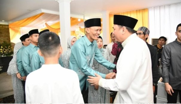 Ketua Dewan Perwakilan Rakyat Daerah (DPRD) Provinsi Sumatera Selatan, Andie Dinialdie, didampingi istri, menggelar acara halal bi halal pada hari Selasa, tanggal 01 April 2025, di rumah dinas Ketua DPRD Sumsel, yang berada di Jalan Demang Lebar Daun, Kota Palembang. (musinews.id/tri)