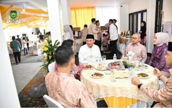 Ketua Dewan Perwakilan Rakyat Daerah (DPRD) Provinsi Sumatera Selatan, Andie Dinialdie, didampingi istri, menggelar acara halal bi halal pada hari Selasa, tanggal 01 April 2025, di rumah dinas Ketua DPRD Sumsel, yang berada di Jalan Demang Lebar Daun, Kota Palembang. (musinews.id/tri)