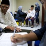 Sejumlah calon haji menjalani pemeriksaan kesehatan dan vaksinasi di Puskesmas Karang Pule, Mataram, NTB, Sabtu (19/4/2025). Dinas Kesehatan Kota Mataram menyediakan layanan vaksinasi meningitis, IPV atau polio suntik, dan influenza bagi 736 calon haji hingga 24 April 2025 melalui puskesmas sebagai upaya pencegahan virus yang bisa mengancam jamaah saat beribadah di Tanah Suci. ANTARA FOTO/Dhimas Budi Pratama/sgd/tom.
