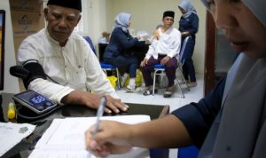 Sejumlah calon haji menjalani pemeriksaan kesehatan dan vaksinasi di Puskesmas Karang Pule, Mataram, NTB, Sabtu (19/4/2025). Dinas Kesehatan Kota Mataram menyediakan layanan vaksinasi meningitis, IPV atau polio suntik, dan influenza bagi 736 calon haji hingga 24 April 2025 melalui puskesmas sebagai upaya pencegahan virus yang bisa mengancam jamaah saat beribadah di Tanah Suci. ANTARA FOTO/Dhimas Budi Pratama/sgd/tom.