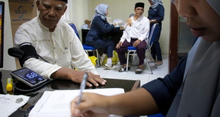 Sejumlah calon haji menjalani pemeriksaan kesehatan dan vaksinasi di Puskesmas Karang Pule, Mataram, NTB, Sabtu (19/4/2025). Dinas Kesehatan Kota Mataram menyediakan layanan vaksinasi meningitis, IPV atau polio suntik, dan influenza bagi 736 calon haji hingga 24 April 2025 melalui puskesmas sebagai upaya pencegahan virus yang bisa mengancam jamaah saat beribadah di Tanah Suci. ANTARA FOTO/Dhimas Budi Pratama/sgd/tom.