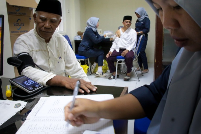 Sejumlah calon haji menjalani pemeriksaan kesehatan dan vaksinasi di Puskesmas Karang Pule, Mataram, NTB, Sabtu (19/4/2025). Dinas Kesehatan Kota Mataram menyediakan layanan vaksinasi meningitis, IPV atau polio suntik, dan influenza bagi 736 calon haji hingga 24 April 2025 melalui puskesmas sebagai upaya pencegahan virus yang bisa mengancam jamaah saat beribadah di Tanah Suci. ANTARA FOTO/Dhimas Budi Pratama/sgd/tom.