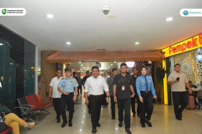 Gubernur Provinsi Sumatera Selatan, Herman Deru, meninjau Bandara Sultan Mahmud Badaruddin II, Palembang, hari Rabu, tanggal 30 April 2025.