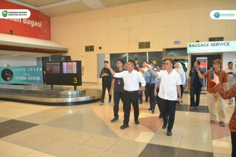 Gubernur Provinsi Sumatera Selatan, Herman Deru, meninjau Bandara Sultan Mahmud Badaruddin II, Palembang, hari Rabu, tanggal 30 April 2025.