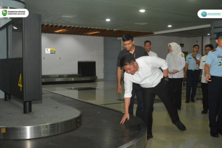 Gubernur Provinsi Sumatera Selatan, Herman Deru, meninjau Bandara Sultan Mahmud Badaruddin II, Palembang, hari Rabu, tanggal 30 April 2025.