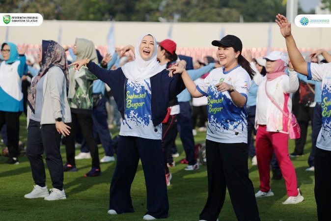 Ketua TP PKK dan Ketua KORMI Sumsel, menghadiri acara Senam Bugar di Stadion Bumi Sriwijaya, pada hari Jum'at, tanggal 2 Mei 2025.