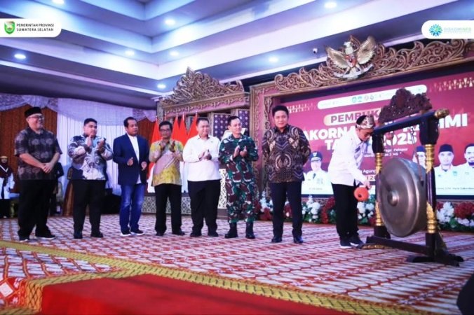 Gubernur Sumatera Selatan, Herman Deru, menghadiri dan membuka Rapat Koordinasi Nasional I Kesatuan Aksi Mahasiswa Muslim Indonesia (KAMMI) Tahun 2025 di Griya Agung, Palembang, pada hari Jum'at, tanggal 2 Mei 2025.