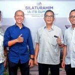 Yudha Pratomo Mahyuddin (Kemeja Biru), Ketua Ikatan Alumni Institut Teknologi Bandung, bersama alumni yang lainnya, hari Minggu, tanggal 4 Mei 2025. (musinews.id/sadiidaa)