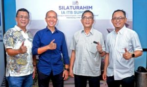 Yudha Pratomo Mahyuddin (Kemeja Biru), Ketua Ikatan Alumni Institut Teknologi Bandung, bersama alumni yang lainnya, hari Minggu, tanggal 4 Mei 2025. (musinews.id/sadiidaa)