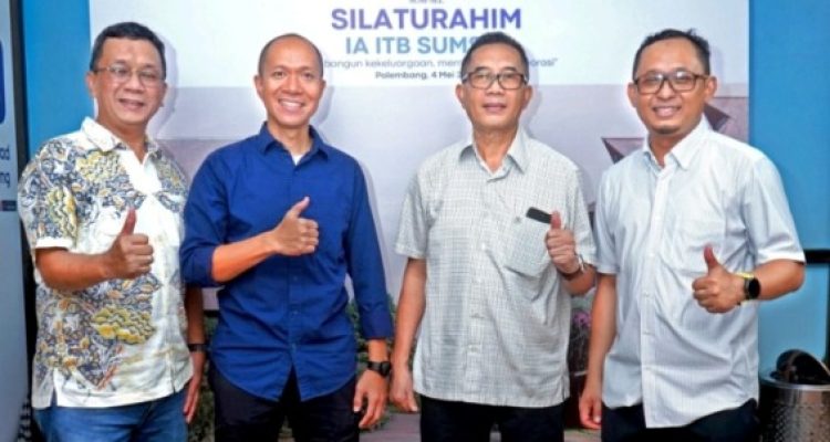 Yudha Pratomo Mahyuddin (Kemeja Biru), Ketua Ikatan Alumni Institut Teknologi Bandung, bersama alumni yang lainnya, hari Minggu, tanggal 4 Mei 2025. (musinews.id/sadiidaa)