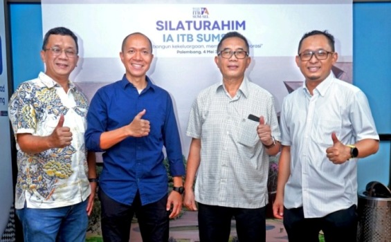 Yudha Pratomo Mahyuddin (Kemeja Biru), Ketua Ikatan Alumni Institut Teknologi Bandung, bersama alumni yang lainnya, hari Minggu, tanggal 4 Mei 2025. (musinews.id/sadiidaa)