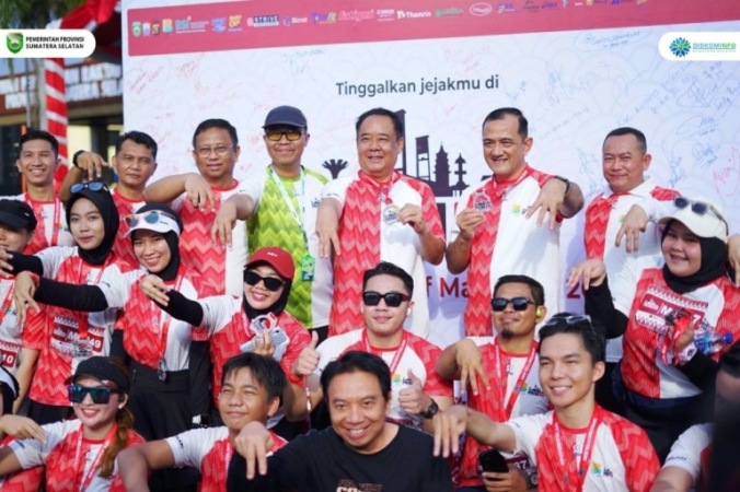 Wakil Gubernur Sumsel, Cik Ujang, melepas ratusan peserta lomba lari Musi Runners 5K yang diselenggarakan oleh komunitas Musi Runners Palembang, pada hari Minggu, tanggal 4 Mei 2025.