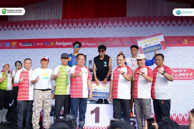 Wakil Gubernur Sumsel, Cik Ujang, melepas ratusan peserta lomba lari Musi Runners 5K yang diselenggarakan oleh komunitas Musi Runners Palembang, pada hari Minggu, tanggal 4 Mei 2025.