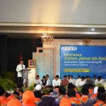 Bupati Kabupaten Ogan Komering Ilir (OKI), H. Muchendi Mahzareki, melepas Calon Jemaah Haji Kabupaten OKI di Pendopo Kabupatenan, pada hari Jum’at, tanggal 16 Mei 2025.